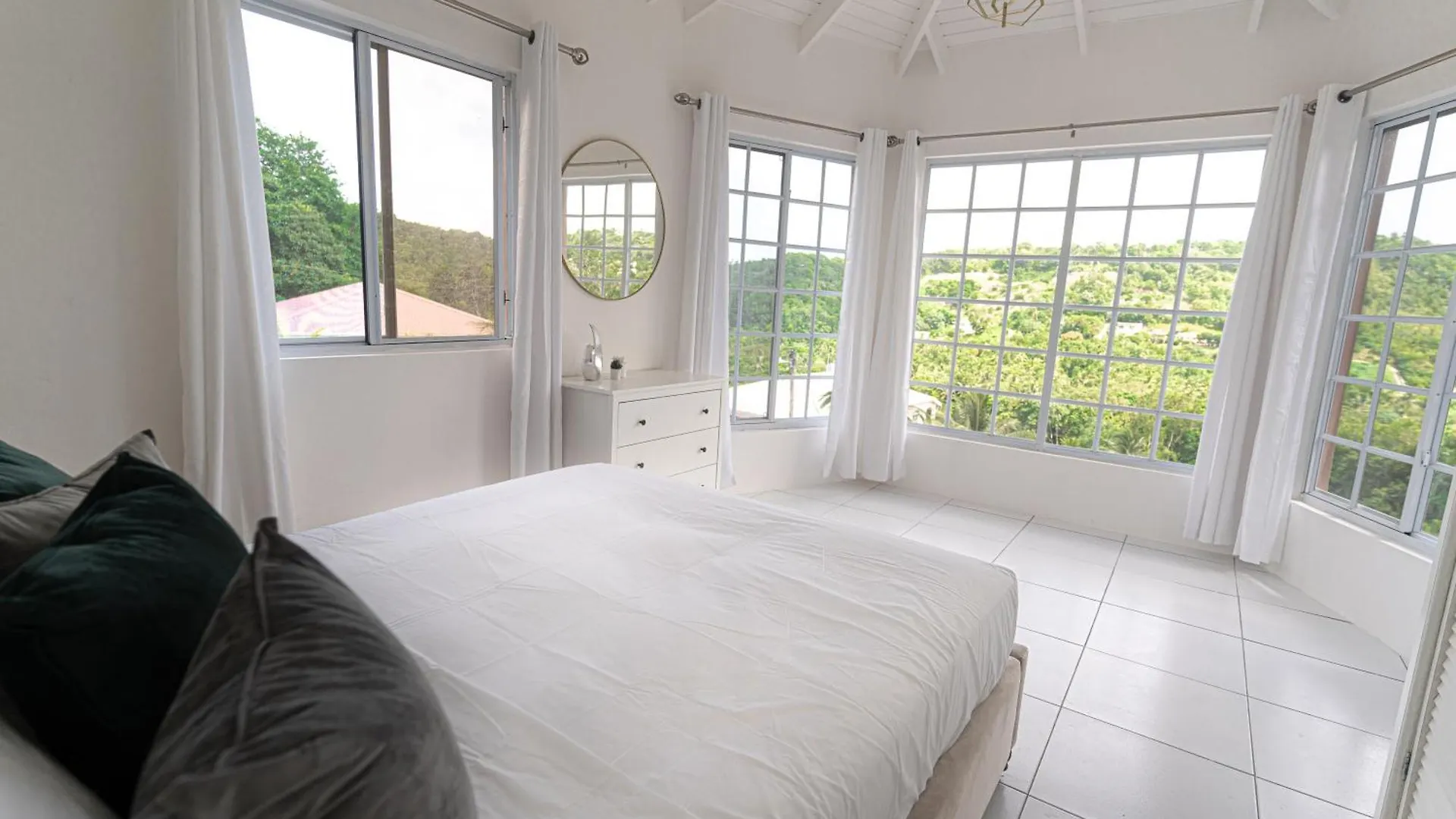 Union Luxuries Daire Castries